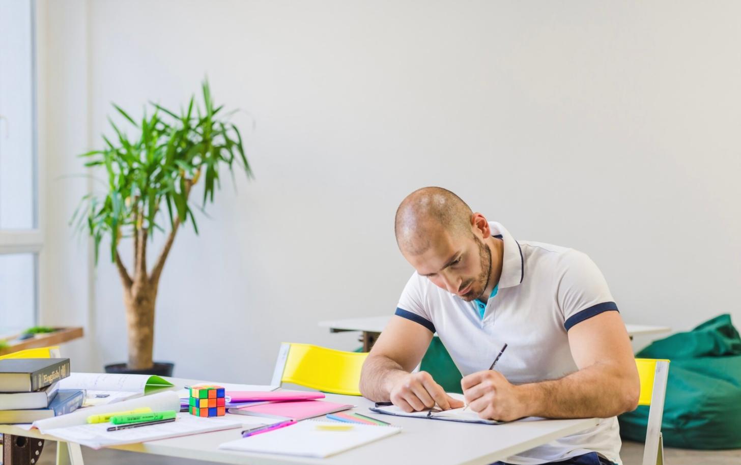 Detaillierte Finanzanalyse mit verschiedenen Kennzahlen und Diagrammen auf einem Arbeitsplatz